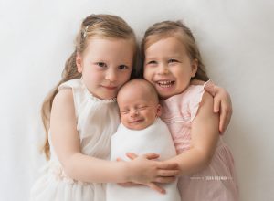 Newborn baby photo shoot with sisters